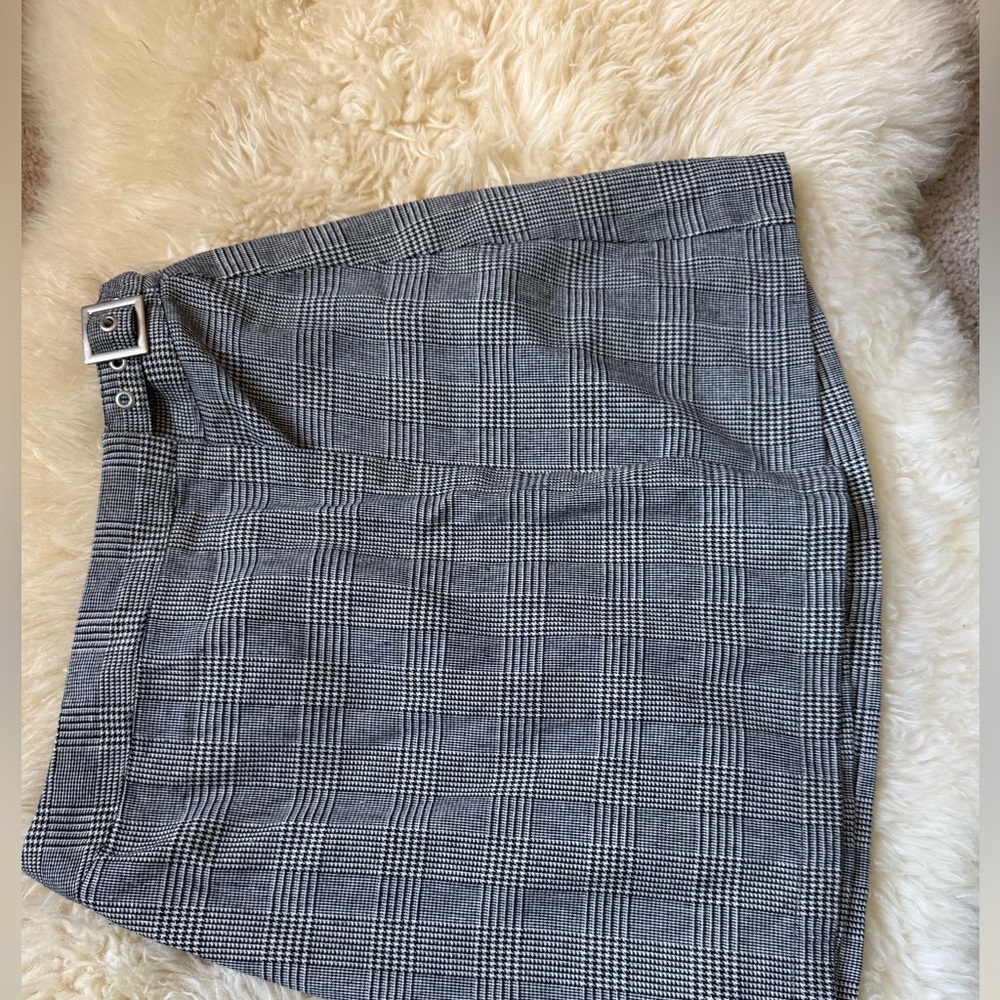 Gray Plaid Skirt with Buckle